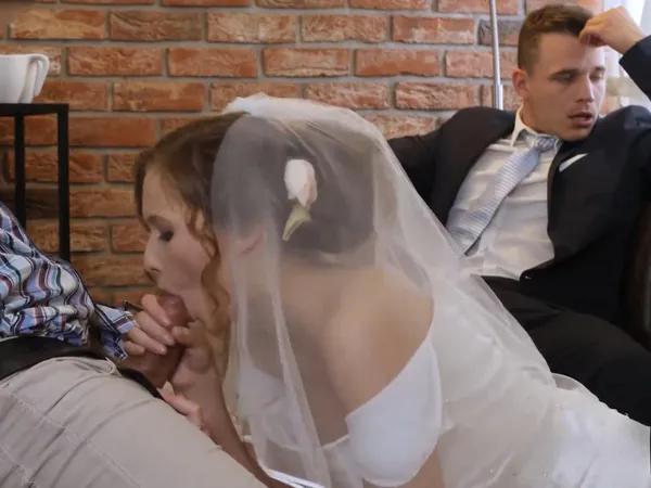 sex tự quay Vợ sắp cưới địt nhau với anh thợ chụp ảnh ngay trước mặt anh chồng